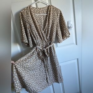 5/$20 🌼 Beige spotted wrap midi dress tie waist wide sleeves 3/4 knee length v